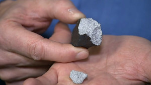Henning Haack presenting the fragments of the meteorite to the media on 7 February 2016 (image: dr.dk)