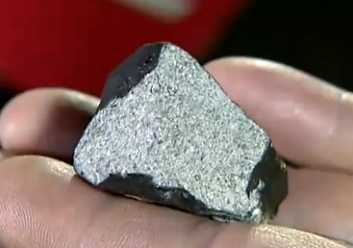 Henning Haack presenting the largest fragment of the meteorite to the media on 7 February 2016 (image: tv2.dk)