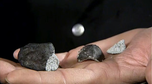 Henning Haack presenting the three fragments of the meteorite to the media on 7 February 2016 (image: tv2.dk)