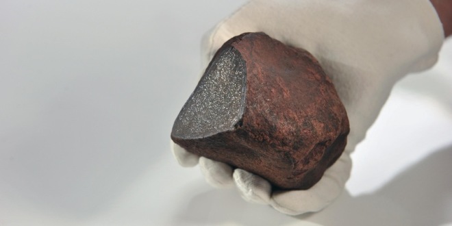 Machtenstein (1422 g , H5 , S2 , W2/3) meteorite presented and donated
