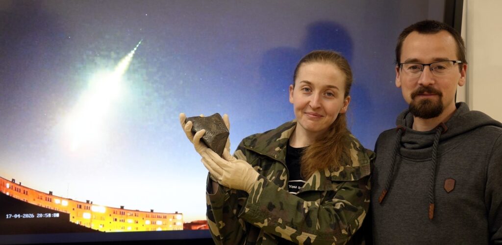Anna i Paweł Walczakowie z meteorytem Zadzim